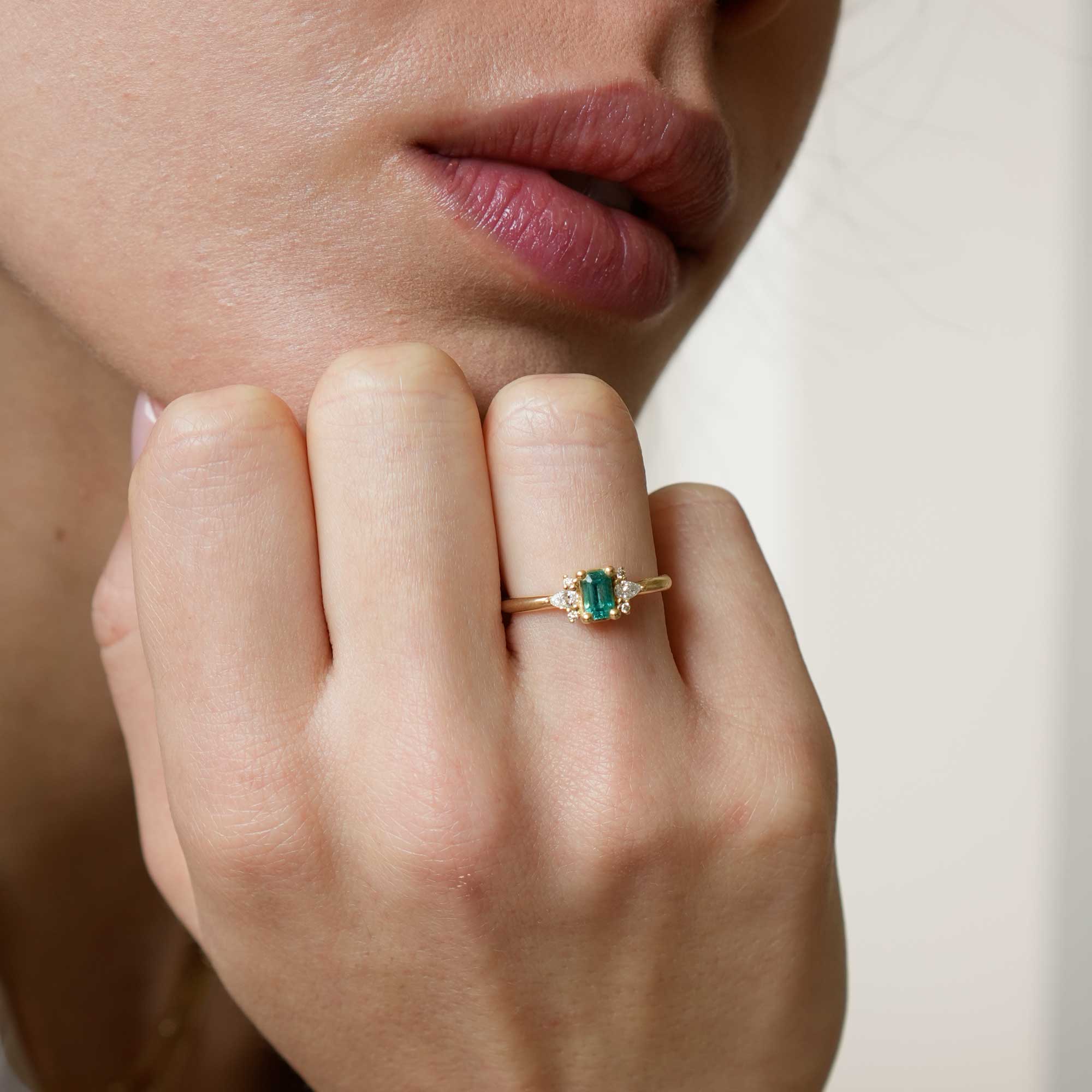 טבעת זהב ויהלום אמרלד קט