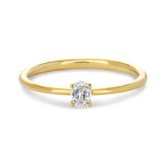 טבעת אירוסין עדינה עם יהלום אובלי