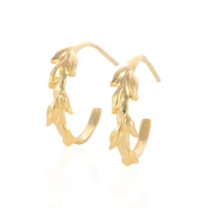 עגילי חישוק עדינים מזהב בקישוט עלים