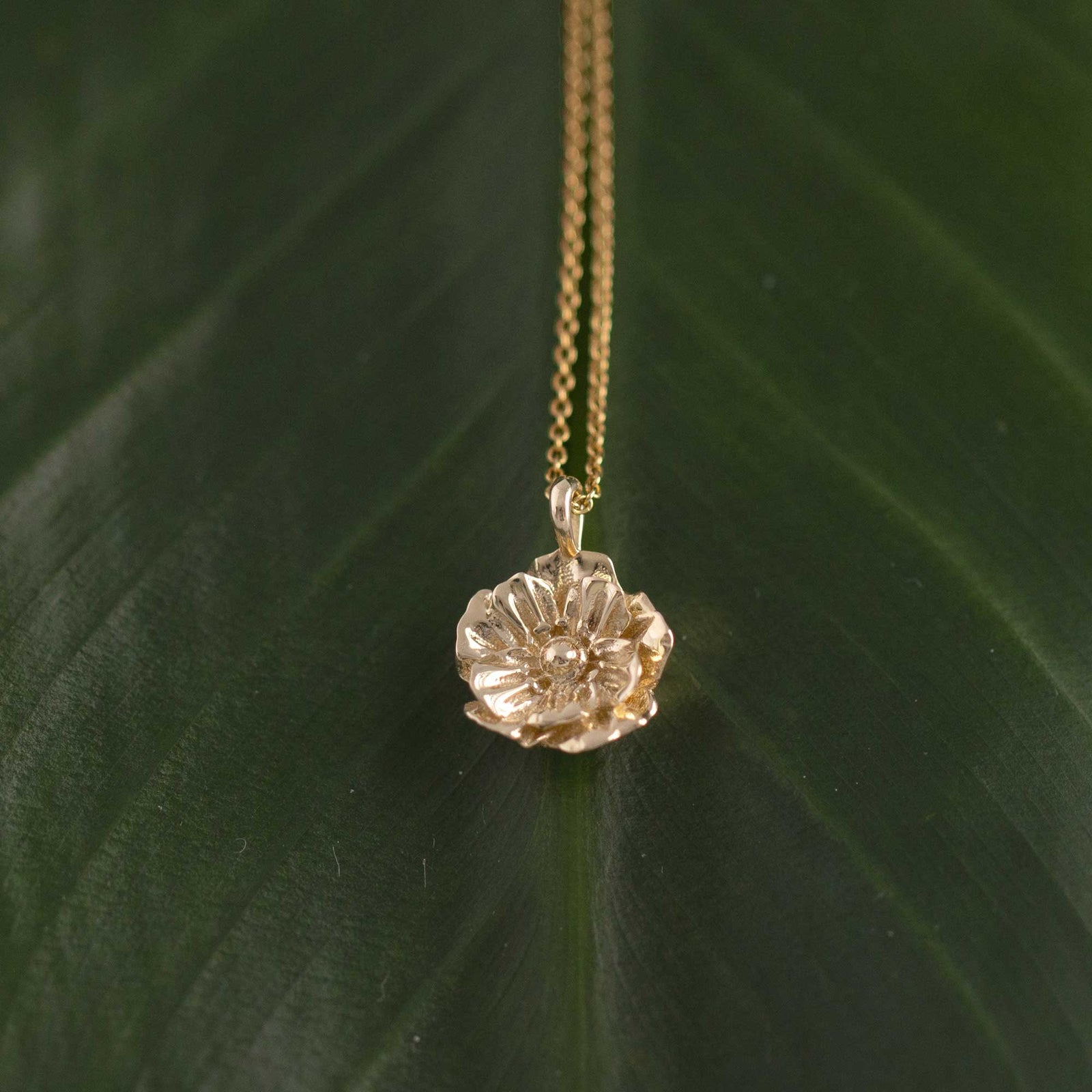 שרשרת זהב עם תליון כלנית