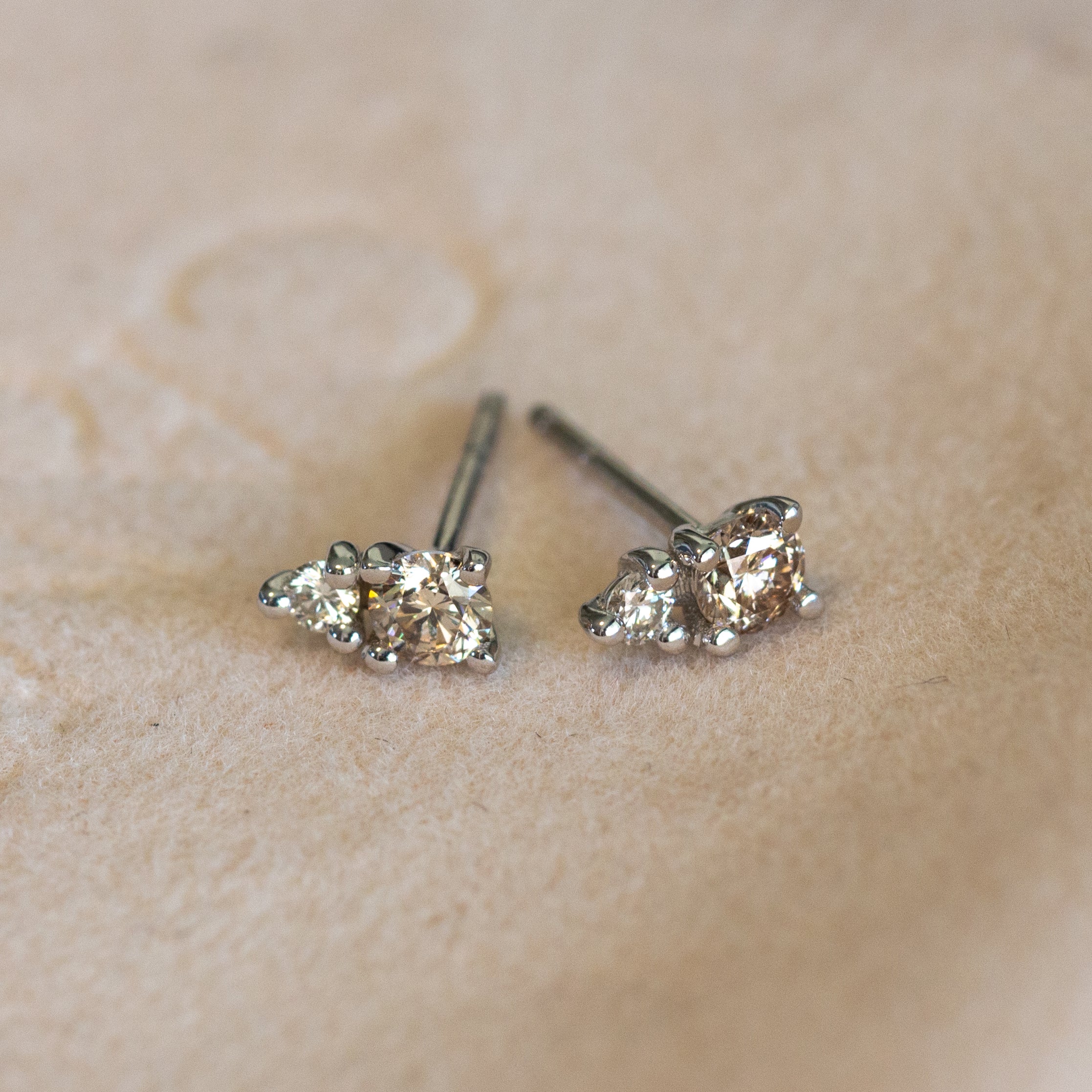 איך לנקות את תכשיטי הזהב שלך ולגרום להם להיראות כמו חדשים