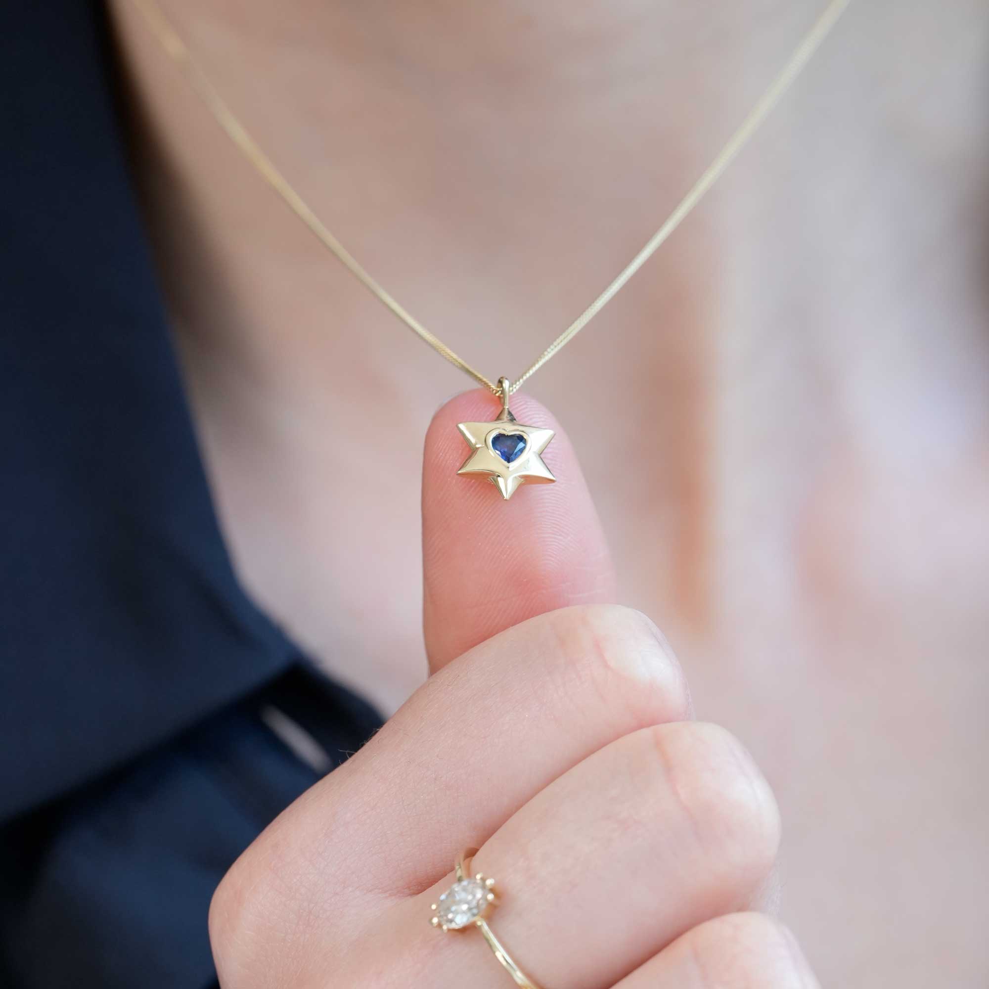 שרשרת מגן דוד עם לב ספיר