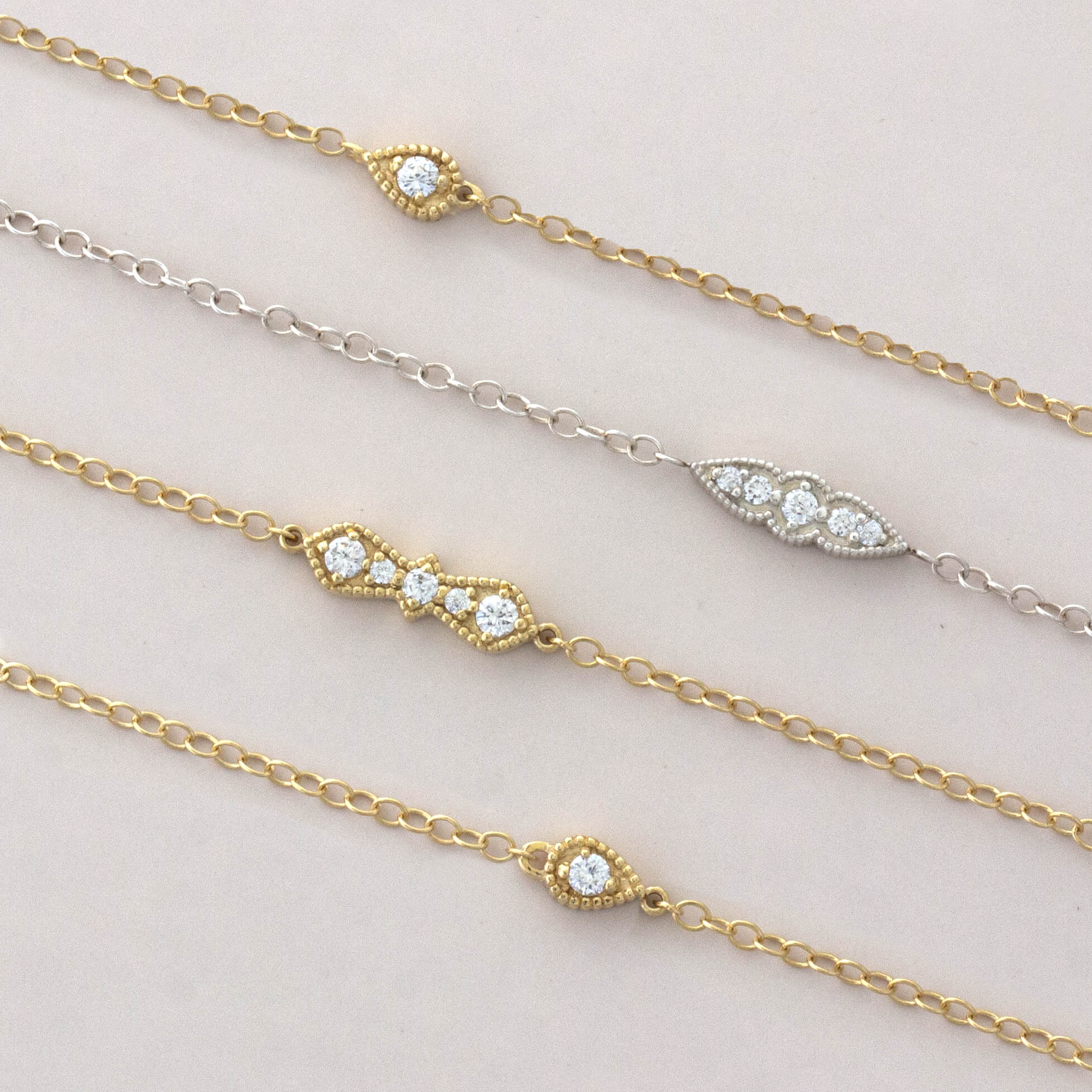 צמידי זהב עדינים בהשראת וינטאג׳