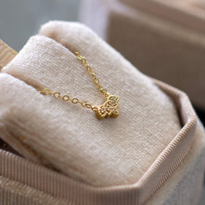 שרשרת זהב עדינה משובצת חמישה יהלומים