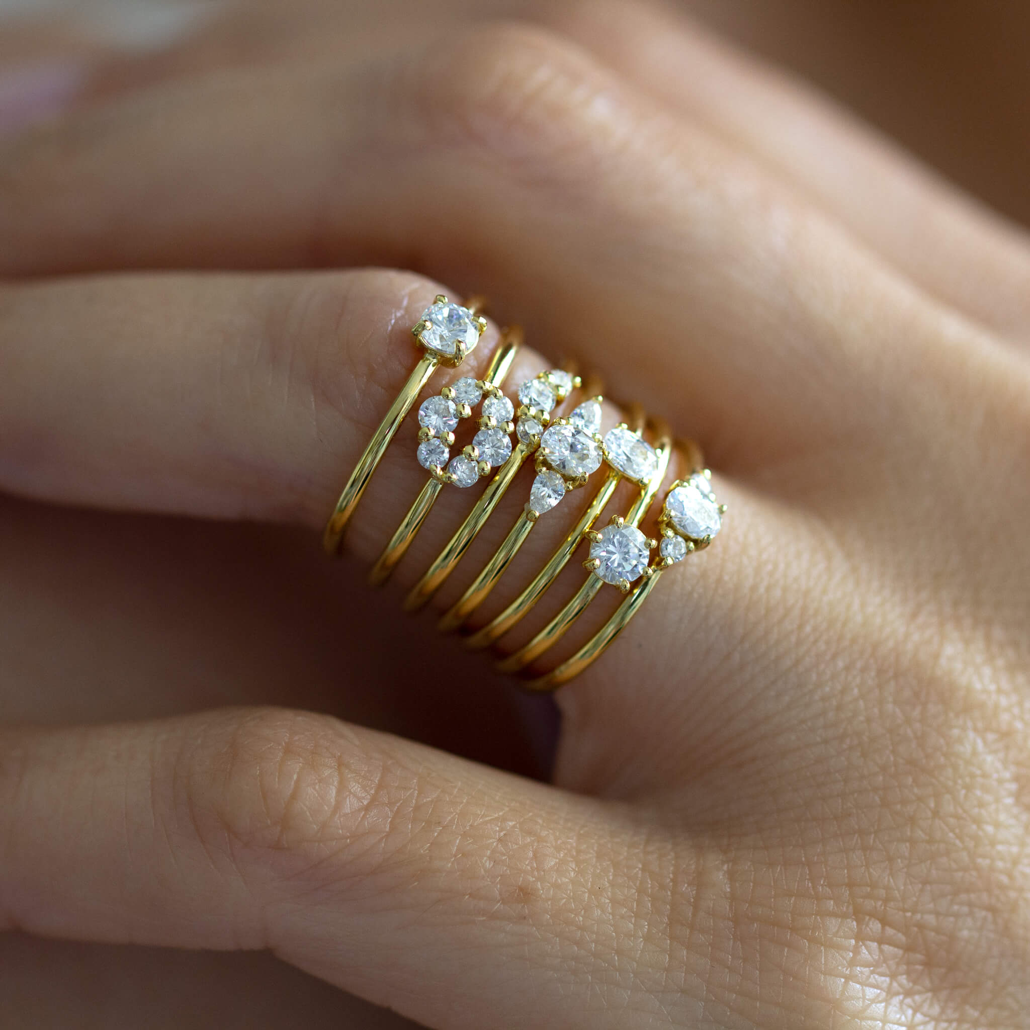 טבעת אירוסין יהלום אובלי ושני יהלומים צדיים