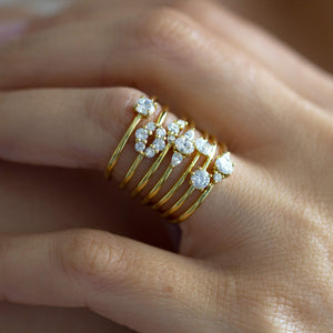 טבעת אירוסין יהלום אובלי ושני יהלומים צדיים