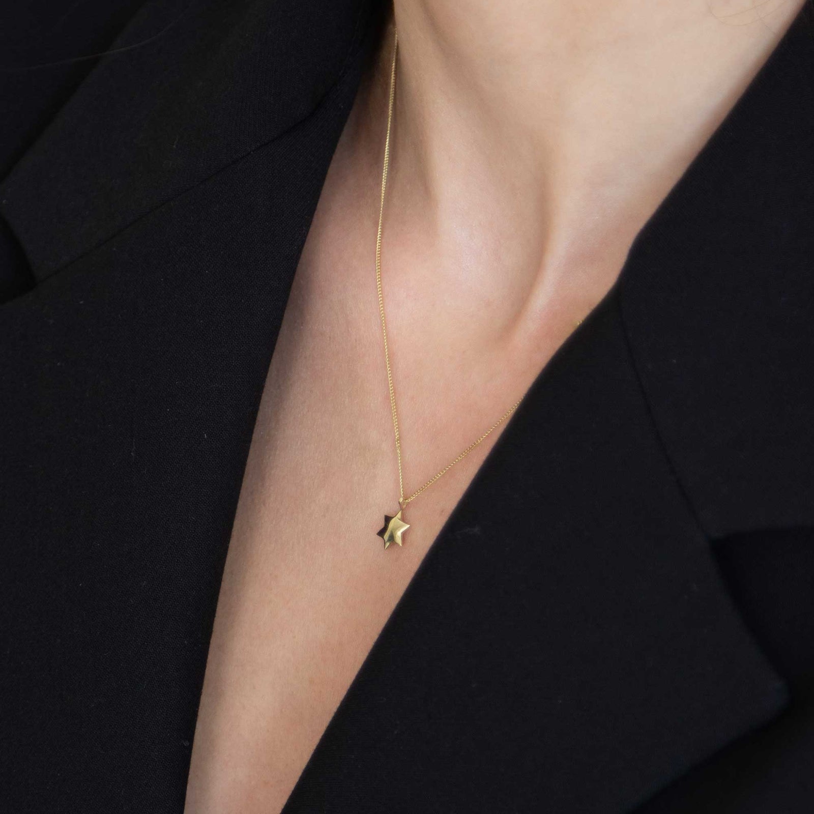 שרשרת עם תליון מגן דוד עדין מזהב