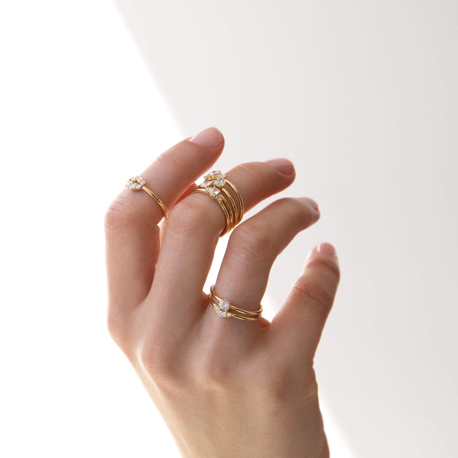 טבעת אירוסין עדינה עם יהלום אובלי 