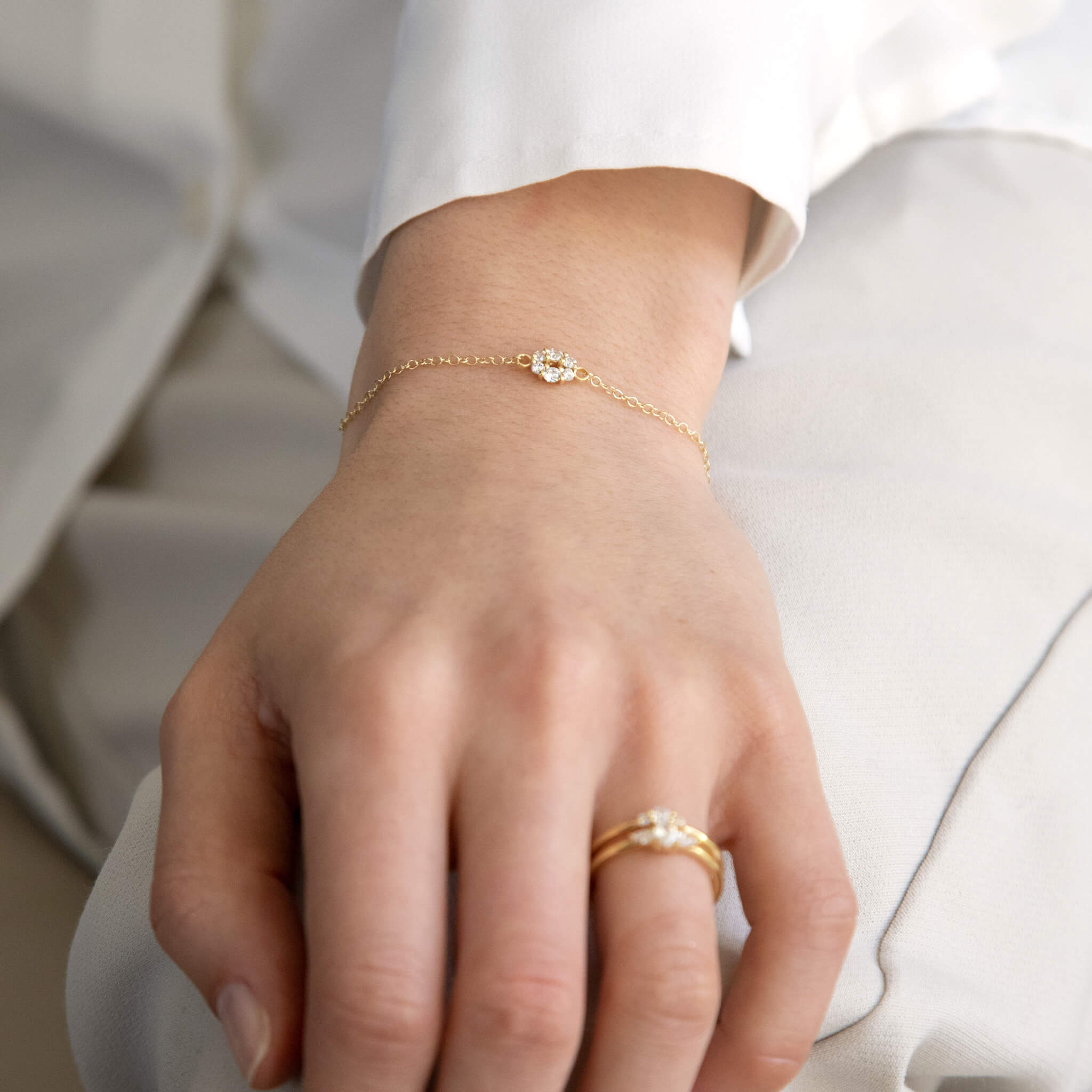 צמיד זהב עדין ונשי עם 6 יהלומים