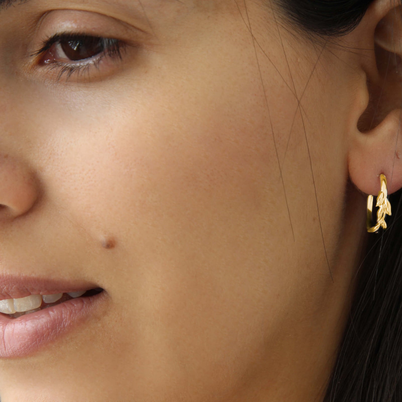 עגילי חישוק עדינים מזהב בקישוט עלים