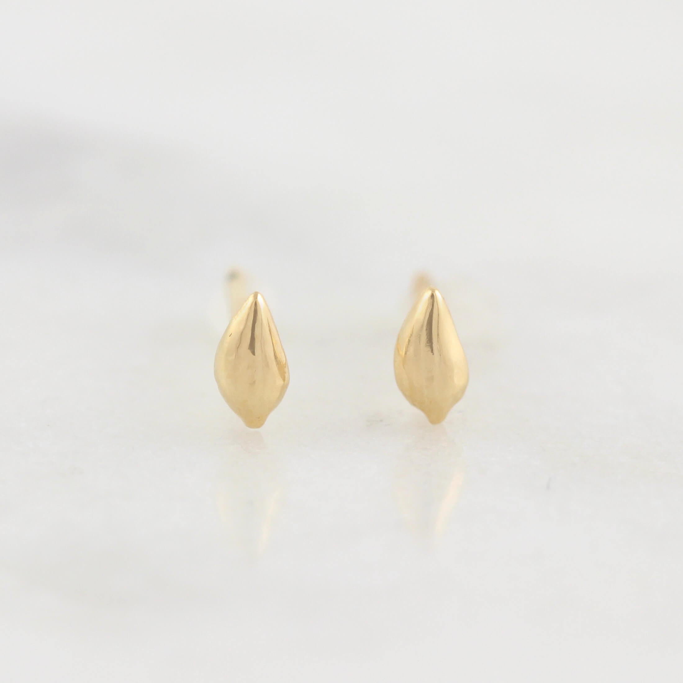 עגילי עלה צמודים