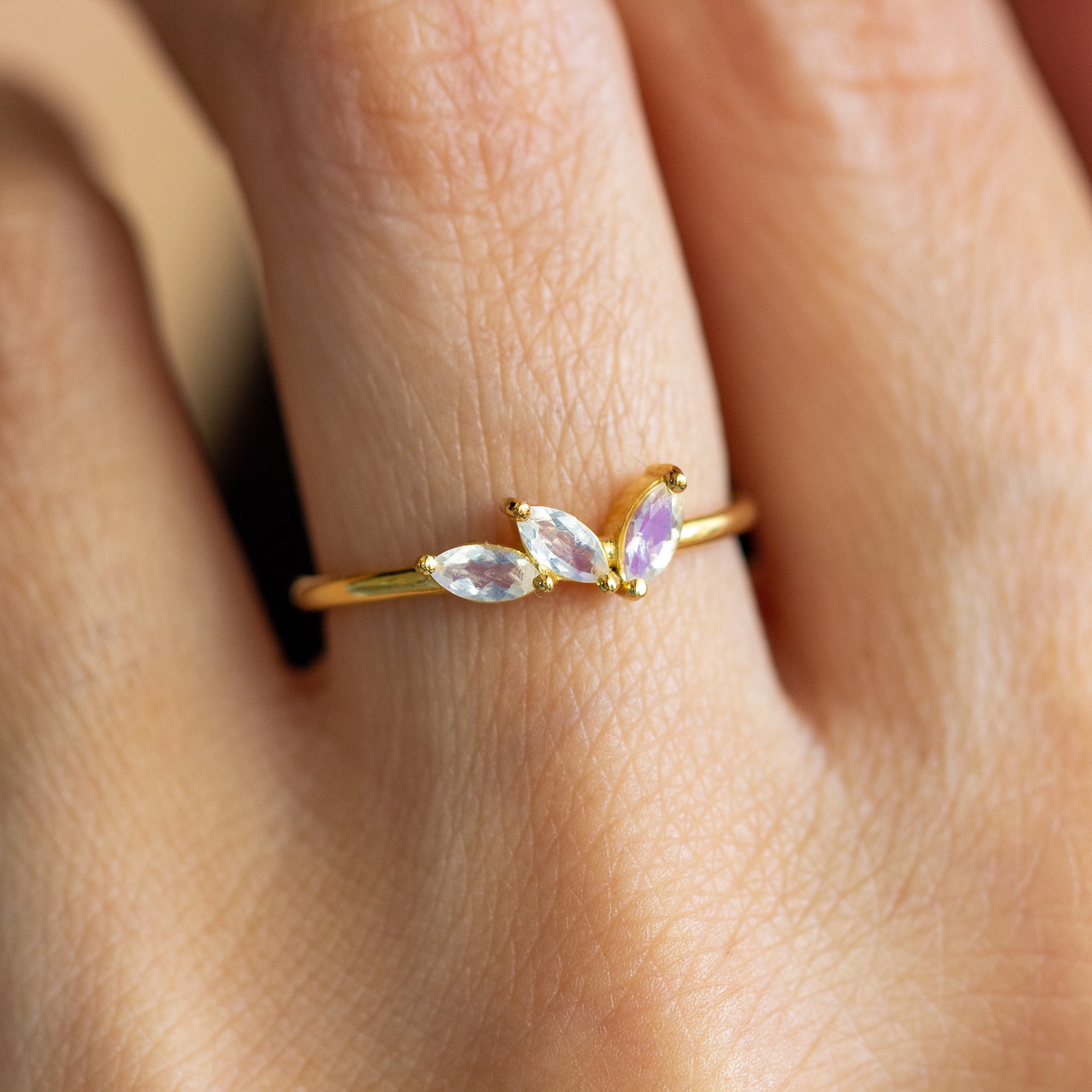 טבעת זהב עדינה בדוגמת עלים